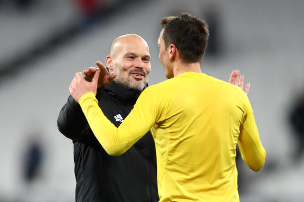 LONDON, ENGLAND - DECEMBER 09: Freddie Ljungberg, Interim Manager of Arsenal and Mesut Ozil of Arsenal celebrate victory during the Premier League match between West Ham United and Arsenal FC at London Stadium on December 09, 2019 in London, United Kingdom. (Photo by Julian Finney/Getty Images)