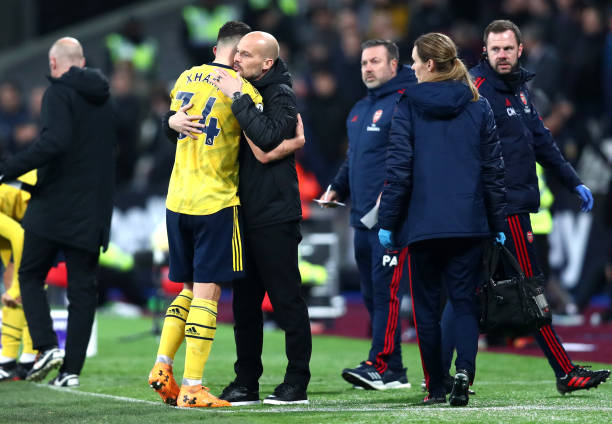 LONDON, ENGLAND - DECEMBER 09: Granit Xhaka of Arsenal embraces Freddie Ljungberg, Interim Manager of Arsenal as he leaves the pitch following an injury during the Premier League match between West Ham United and Arsenal FC at London Stadium on December 09, 2019 in London, United Kingdom. (Photo by Dan Istitene/Getty Images)