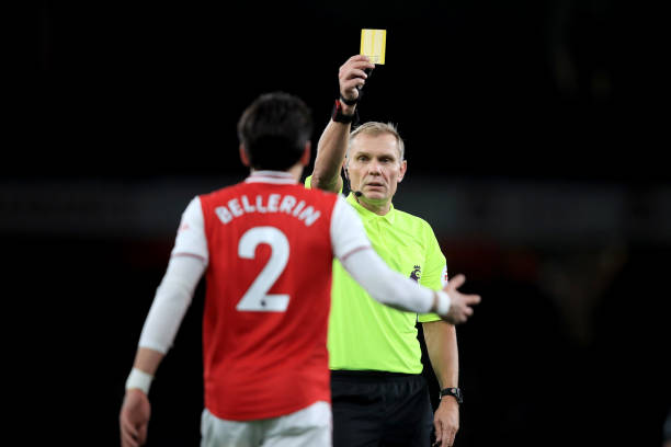 LONDON, ENGLAND - DECEMBER 05: Referee: Graham Scott shows a yellow card to Hector Bellerin of Arsenal during the Premier League match between Arsenal FC and Brighton & Hove Albion at Emirates Stadium on December 5, 2019 in London, United Kingdom. (Photo by Marc Atkins/Getty Images)