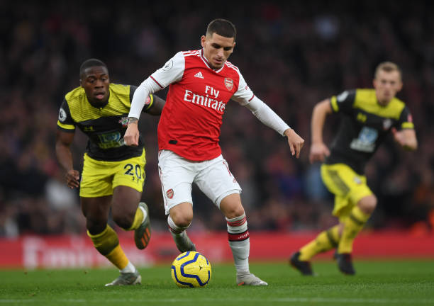 LONDON, ENGLAND - NOVEMBER 23: Lucas Torreira of Arsenal runs with the ball during the Premier League match between Arsenal FC and Southampton FC at Emirates Stadium on November 23, 2019 in London, United Kingdom. (Photo by Shaun Botterill/Getty Images)