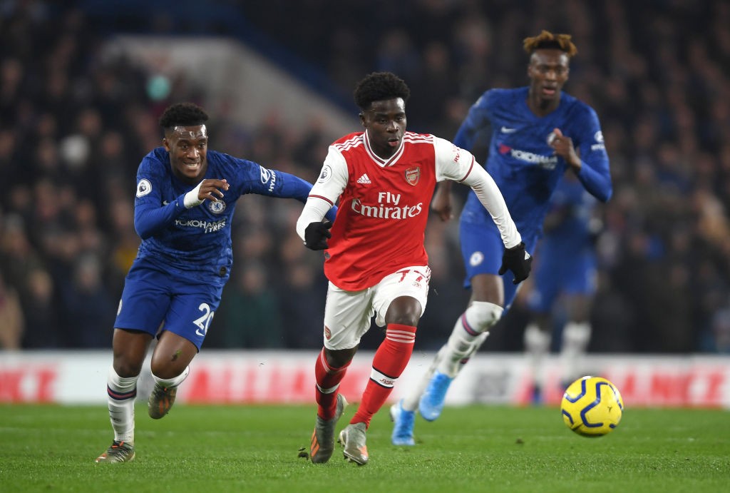 LONDON, ENGLAND - JANUARY 21: Bukayo Saka of Arsenal breaks away from Callum Hudson-Odoi of Chelsea during the Premier League match between Chelsea FC and Arsenal FC at Stamford Bridge on January 21, 2020, in London, United Kingdom. (Photo by Mike Hewitt/Getty Images)
