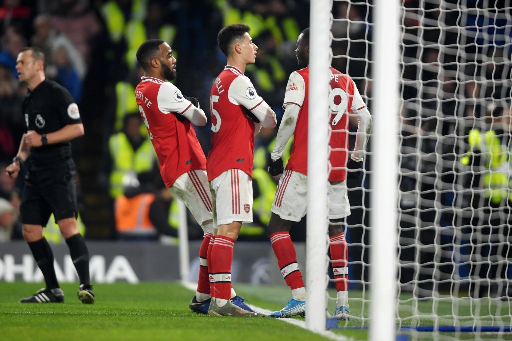 LONDON, ENGLAND - JANUARY 21: Gabriel Martinelli of Arsenal celebrates with his team mates after scoring his team's first goal during the Premier League match between Chelsea FC and Arsenal FC at Stamford Bridge on January 21, 2020, in London, United Kingdom. (Photo by Mike Hewitt/Getty Images)