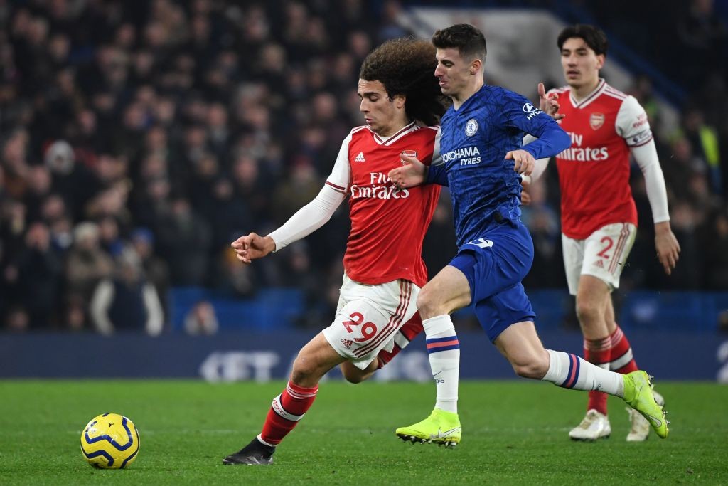 Chelsea's English midfielder Mason Mount (R) vies with Arsenal's French midfielder Matteo Guendouzi during the English Premier League football match between Chelsea and Arsenal at Stamford Bridge in London on January 21, 2020. (Photo by DANIEL LEAL-OLIVAS / AFP)