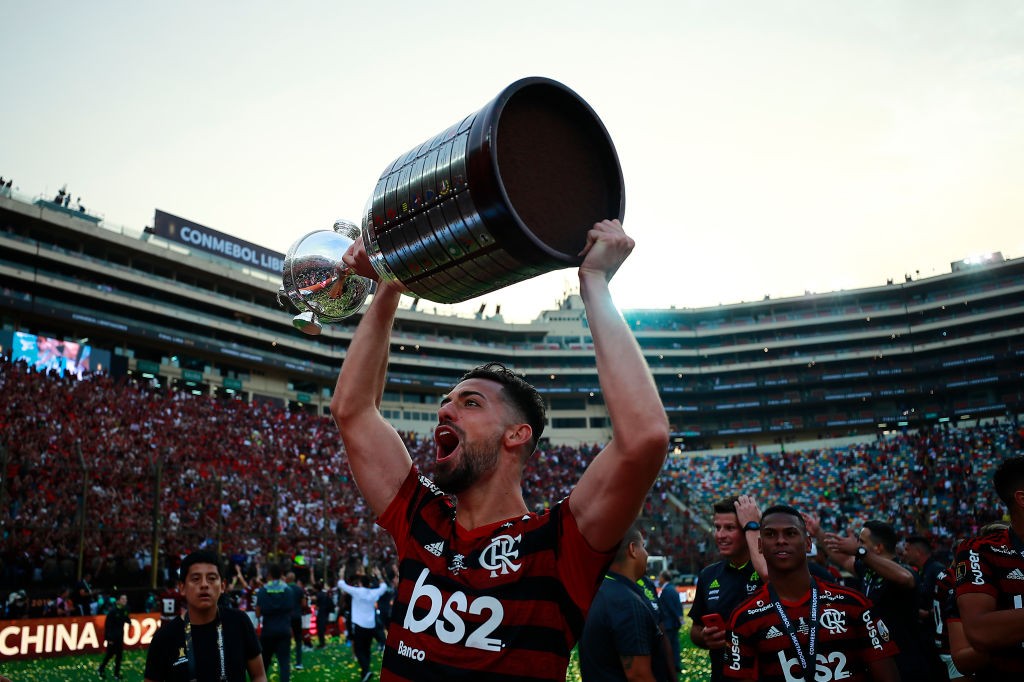 LIMA, PERU - NOVEMBER 23: Pablo Mari of Flamengo lifts the trophy after winning during the final match of Copa CONMEBOL Libertadores 2019 between Flamengo and River Plate at Estadio Monumental on November 23, 2019, in Lima, Peru. (Photo by Daniel Apuy/Getty Images)