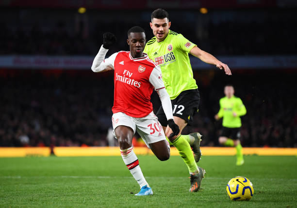 LONDON, ENGLAND - JANUARY 18: Eddie Nketiah of Arsenal avoids a challenge from John Egan of Sheffield United during the Premier League match between Arsenal FC and Sheffield United at Emirates Stadium on January 18, 2020 in London, United Kingdom. (Photo by Clive Mason/Getty Images)