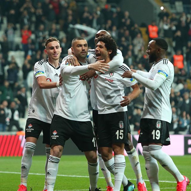 Mohamed Elneny celebrating with his Besiktas teammates (Photo via Elneny on Instagram)