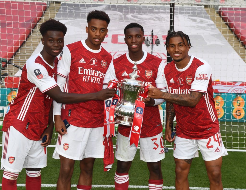 Bukayo Saka, Joe Willock, Eddie Nketiah and Reiss Nelson with the FA Cup trophy (Photo via Arsenal on Twitter)