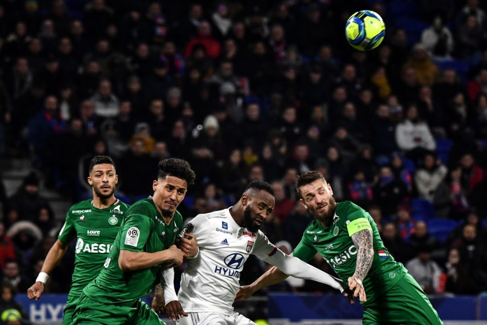Lyon's French forward Moussa Dembele (C) fights for the ball with Saint-Etienne's French defender William Saliba (L) and Saint-Etienne's French defender Mathieu Debuchy during the French L1 football match between Olympique Lyonnais (OL) and AS Saint-Etienne (ASSE) on March 1, 2020 at the Groupama stadium in Decines-Charpieu, central-eastern France. (Photo by JEFF PACHOUD / AFP)