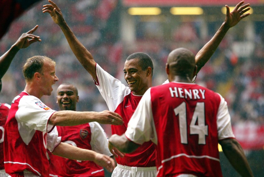 Arsenal's Dutch forward Dennis Bergkamp (L), Ashley Cole (2ndL) Brazilian Gilberto Silva (2ndR) and Thierry Henry (R) celebrates Silva's goal durin...