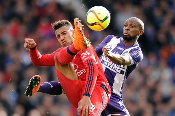 Lyon's Corentin Tolisso (L) vies with Toulouse's Jean Daniel Akpa Akpro (R) during the French L1 football match Toulouse against Lyon on April 23, ...
