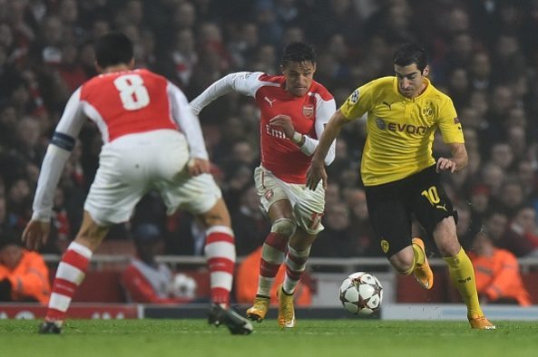 Dortmund's Armenian midfielder Henrikh Mkhitaryan (R) vies with Arsenal's Chilean striker Alexis Sanchez (C) during the UEFA Champions League Group...
