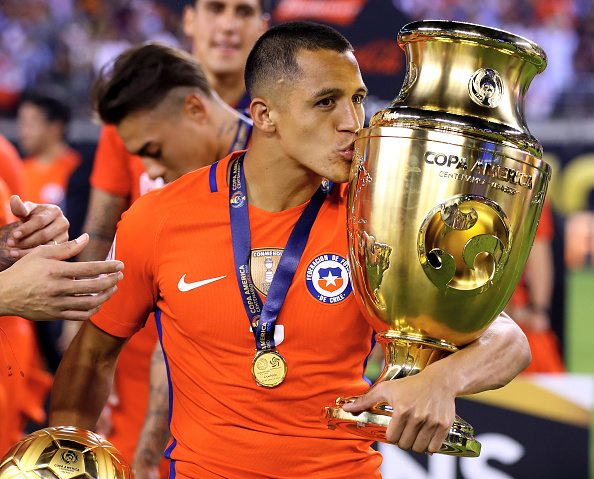 alexis kissing chile trophy