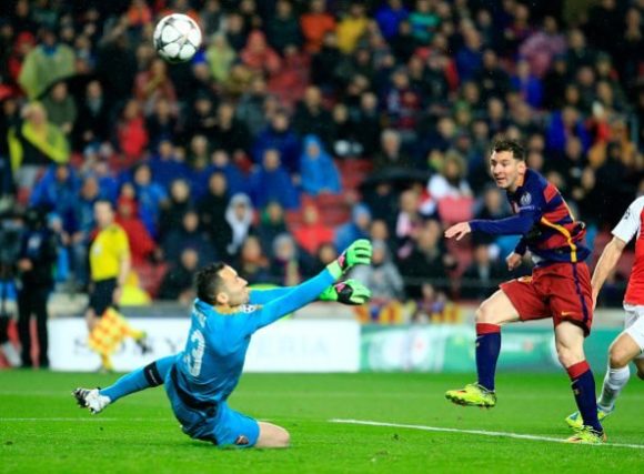 Barcelona's Argentinian forward Lionel Messi (R) vies with Arsenal's Colombian goalkeeper David Ospina during the UEFA Champions League Round of 16...