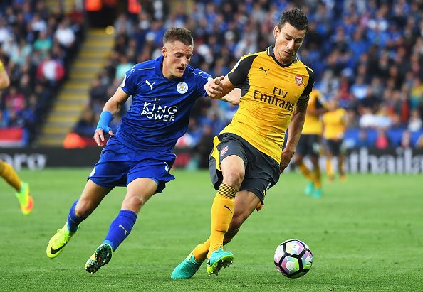 LEICESTER, ENGLAND - AUGUST 20: Laurent Koscielny of Arsenal is put under pressure from Jamie Vardy of Leicester City during the Premier League match between Leicester City and Arsenal at The King Power Stadium on August 20, 2016 in Leicester, England. (Photo by Michael Regan/Getty Images)