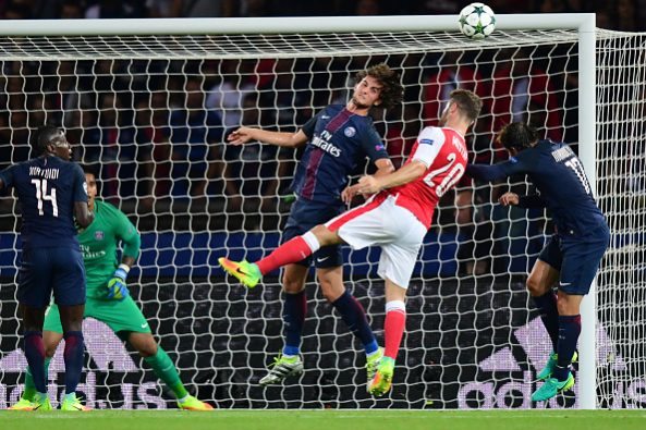 Paris Saint-Germain's French midfielder Adrien Rabiot  (3rdR) vies with Arsenal's German defender Shkodran Mustafi (2ndR), next to Paris Saint-Germain's Brazilian defender Maxwell  (R), and Paris Saint-Germain's French midfielder Blaise Matuidi (L) during the UEFA Champions League Group A football match between Paris-Saint-Germain vs Arsenal FC, on September 13, 2016 at the Parc des Princes stadium in Paris.  AFP PHOTO / FRANCK FIFE / AFP / FRANCK FIFE        