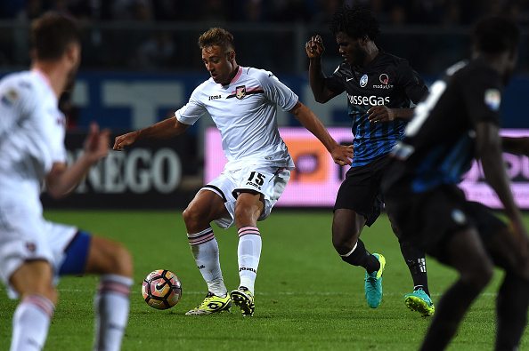 BERGAMO, ITALY - SEPTEMBER 21: Thiago Cionek (L) of Palermo and Franck Kessie of Atalanta compete for the ball during the Serie A match between Atalanta BC and US Citta di Palermo at Stadio Atleti Azzurri d'Italia on September 21, 2016 in Bergamo, Italy. (Photo by Tullio M. Puglia/Getty Images)