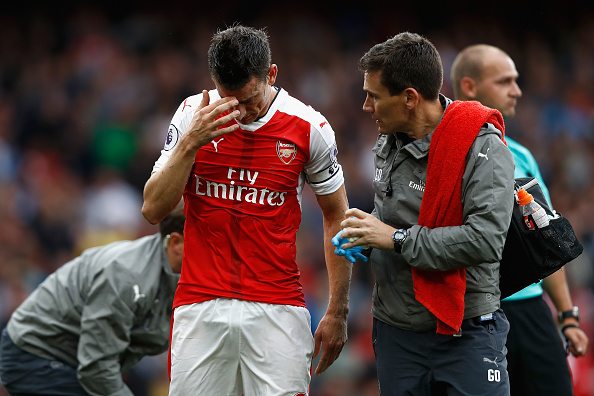 LONDON, ENGLAND - SEPTEMBER 10: Laurent Koscielny of Arsenal receives treatment from the Arsenal medical team during the Premier League match between Arsenal and Southampton at Emirates Stadium on September 10, 2016 in London, England. (Photo by Clive Rose/Getty Images)