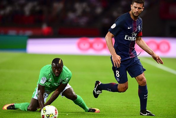 Paris Saint-Germain's Italian midfielder Thiago Motta (R) vies with Saint-Etienne's French midfielder Henri Saivet during the French L1 football match between Paris Saint-Germain and Saint-Etienne at the Parc des Princes stadium in Paris on September 9, 2016. / AFP / FRANCK FIFE (Photo credit should read FRANCK FIFE/AFP/Getty Images)