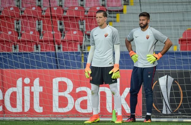 Should Arsenal be trying to sign AS Roma shot-stopper Alisson? 2 szczesny alisson