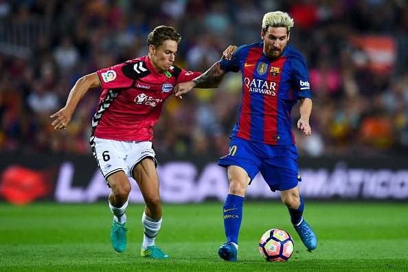 BARCELONA, SPAIN - SEPTEMBER 10: Lionel Messi of FC Barcelona competes for the ball with Marcos Llorente of Deportivo Alaves during the La Liga match between FC Barcelona and Deportivo Alaves at Camp Nou stadium on September 10, 2016 in Barcelona, Spain. (Photo by David Ramos/Getty Images)