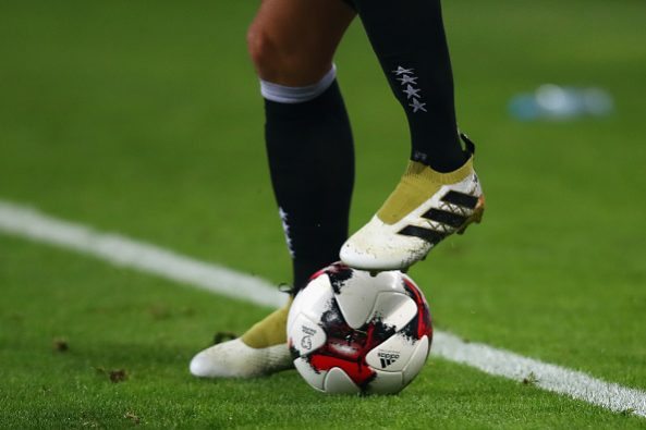 mesut ozil feet e1475960643439