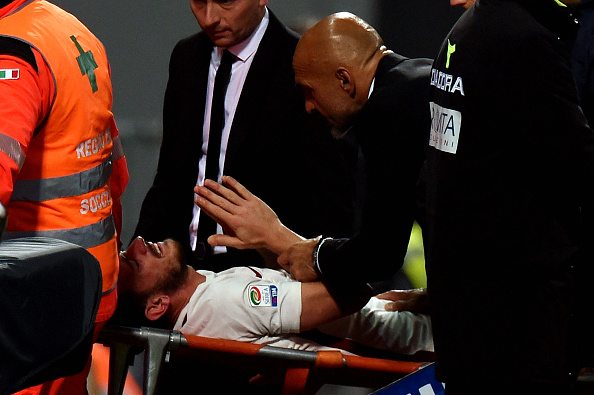 REGGIO NELL'EMILIA, ITALY - OCTOBER 26: Alessandro Florenzi of Roma is conforted by head coach Luciano Spalletti as he leaves the pitch after an injury during the Serie A match between US Sassuolo and AS Roma at Mapei Stadium - Citta' del Tricolore on October 26, 2016 in Reggio nell'Emilia, Italy. (Photo by Tullio M. Puglia/Getty Images)