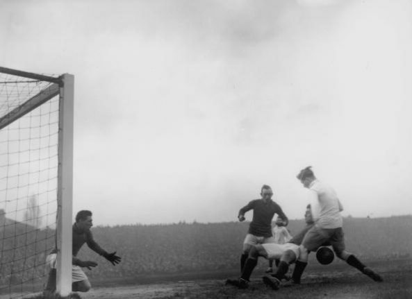 OTD Arsenal lose first north London derby 2 arsenal v spurs 1921 e1484423640862