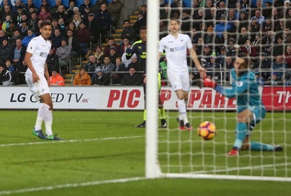 Alex Iwobi v Swansea