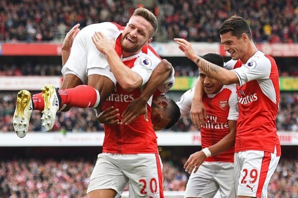 Arsenal's English midfielder Theo Walcott (L) celebrates with Arsenal's German defender Shkodran Mustafi (2nd L) Arsenal's Chilean striker Alexis S...