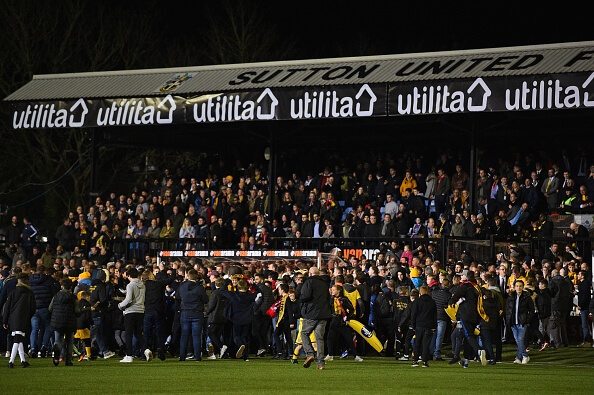 sutton united crowd pitch arsenal