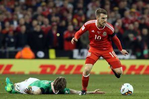 Wales' midfielder Aaron Ramsey (R) takes the ball from Republic of Ireland's midfielder Jeff Hendrick during the World Cup 2018 qualification football match between Republic of Ireland and Wales at Aviva Stadium in Dublin, Ireland on March 24, 2017. / AFP PHOTO / Paul FAITH