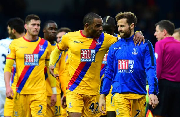 Cabaye talking with Palace team-mates post-WBA