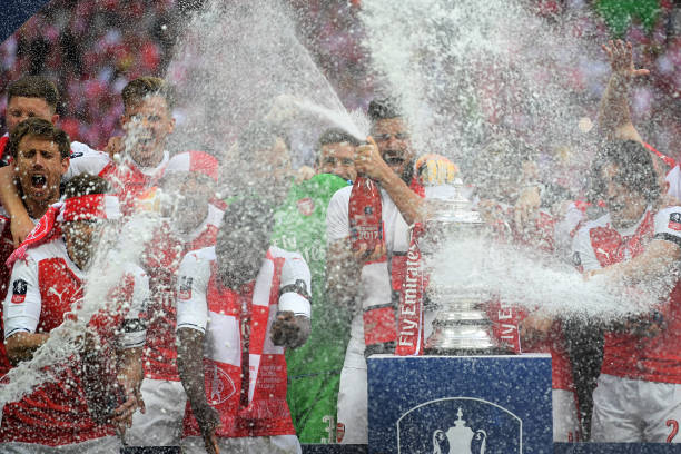 arsenal players celebrate