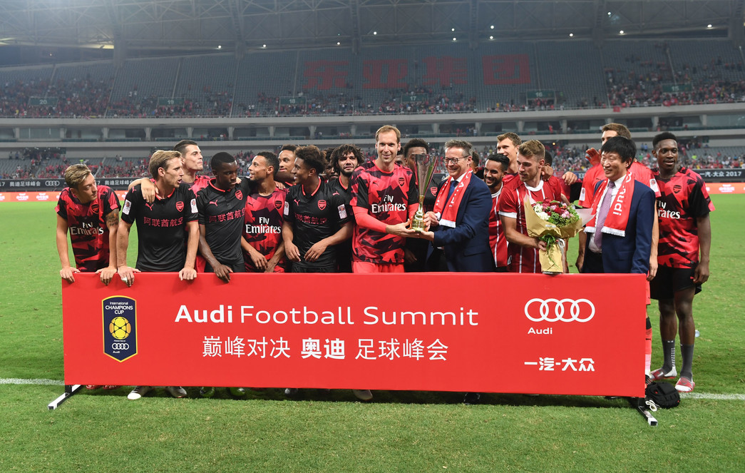 Cech lifts trophy