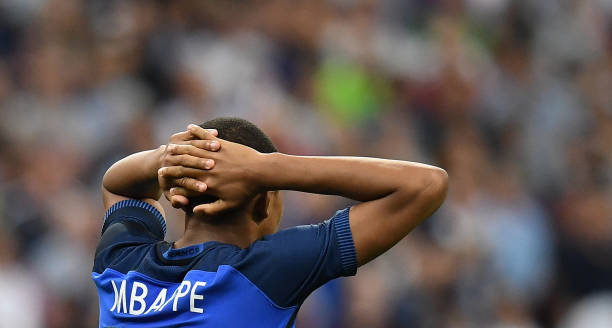 Frances Kylian Mbappe hand in head