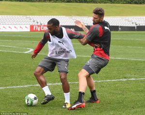 Lacazette fends off Giroud