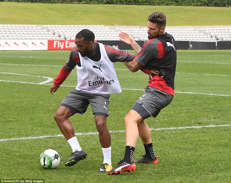 Lacazette fends off Giroud