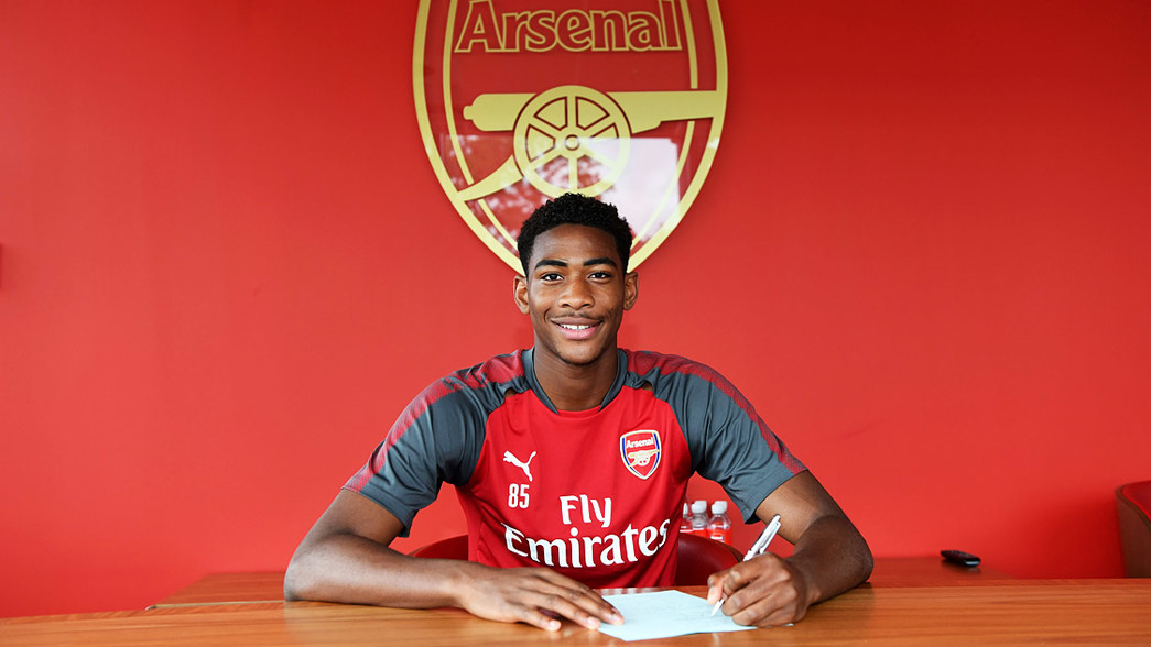 Zech Medley Arsenal new pro deal