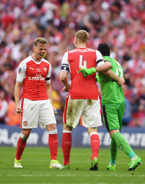 mertesacker holding cech