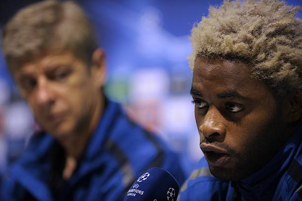 Arsenal's head coach Arsene Wenger (L) and Arsenal's midfielder Alex Song (R) attend a press conference at Partizan Stadium in Belgrade on Septembe...