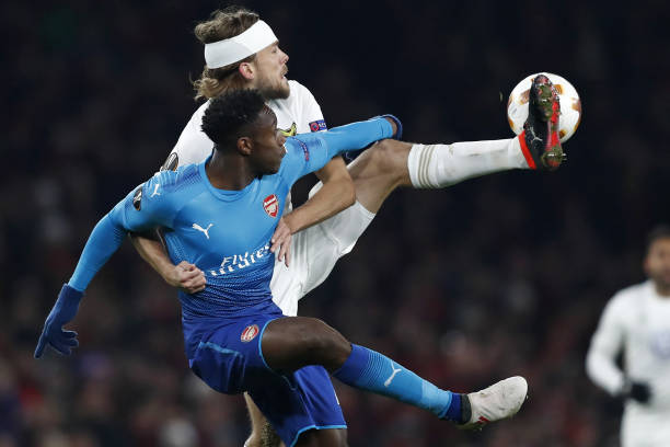 TOPSHOT - Ostersunds' Swedish defender Tom Pettersson vies with Arsenal's English striker Danny Welbeck during the second leg of the Europa League Round of 32 football match between Arsenal and Ostersunds at the Emirates Stadium in London on February 22, 2018. / AFP PHOTO / Adrian DENNIS /