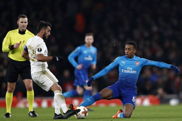 Arsenal's English midfielder Joe Willock (R) vies with Ostersunds' Iraqi midfielder Brwa Nouri during the second leg of the Europa League Round of 32 football match between Arsenal and Ostersunds at the Emirates Stadium in London on February 22, 2018. / AFP PHOTO / Adrian DENNIS 