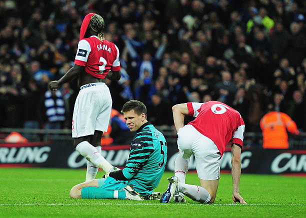 LONDON, ENGLAND - FEBRUARY 27: Goalkeeper Wojciech Szczesny (C) of Arsenal and Laurent Koscielny react after a defensive mistake leading to the Birmingham City winning goal during the Carling Cup Final between Arsenal and Birmingham City at Wembley Stadium on February 27, 2011 in London, England. (Photo by Shaun Botterill/Getty Images)