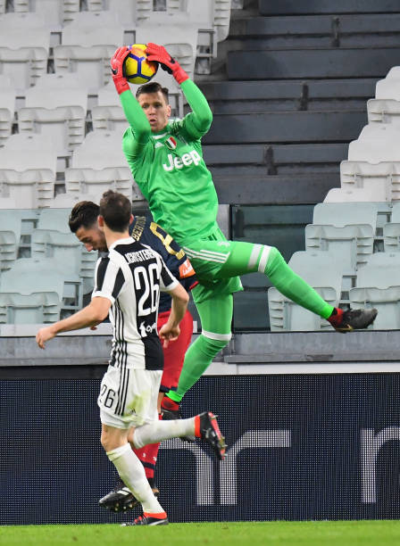 TURIN, ITALY - JANUARY 22: Wojciech Szczesny of Juventus jump for the ball during the Serie A match between Juventus and Genoa CFC on January 22, 2...