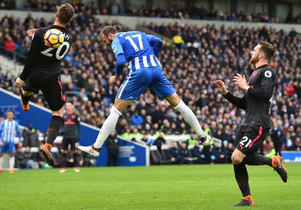 Brighton's English striker Glenn Murray (C) heads home their second goal as Arsenal's German defender Shkodran Mustafi (L) and Arsenal's English defender Calum Chambers (R) try to defend during the English Premier League football match between Brighton and Hove Albion and Arsenal at the American Express Community Stadium in Brighton, southern England on March 4, 2018. / AFP PHOTO / Glyn KIRK Brighton's English striker Glenn Murray (C) heads home their second goal as Arsenal's German defender Shkodran Mustafi (L) and Arsenal's English defender Calum Chambers (R) try to defend during the English Premier League football match between Brighton and Hove Albion and Arsenal at the American Express Community Stadium in Brighton, southern England on March 4, 2018. / AFP PHOTO / Glyn KIRK