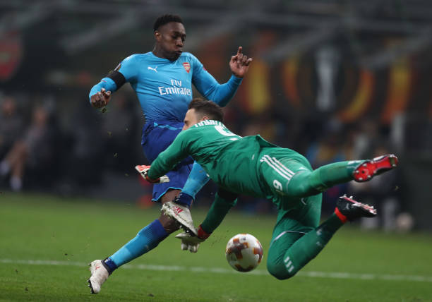 Özil stars in committed Arsenal display: Player ratings v Milan 5 MILAN, ITALY - MARCH 08: Danny Welbeck of Arsenal challenges AC Milan goalkeeper Gianluigi Donnarumma during the UEFA Europa League Round of 16 match between AC Milan and Arsenal at the San Siro on March 8, 2018 in Milan, Italy. (Photo by Catherine Ivill/Getty Images)