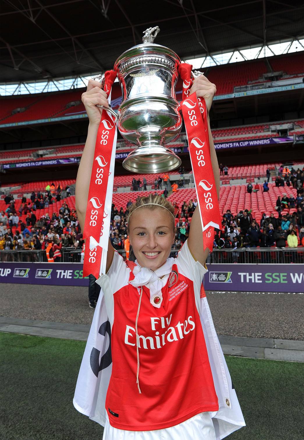 LONDON, ENGLAND - MAY 14: Leah Williamson of Arsenal Ladies lifts the FA Cup Trophy the match between Arsenal Ladies and Chelsea Ladies at Wembley ...