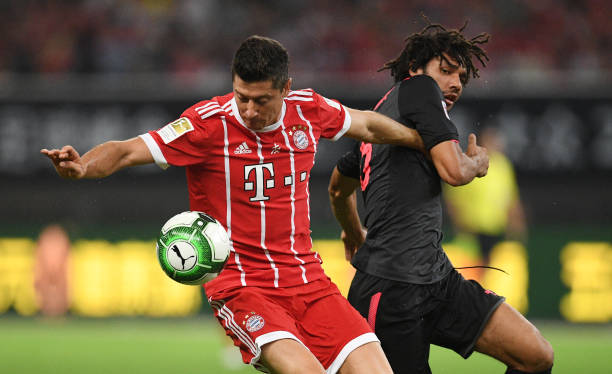 Bayern Munich's forwardRobert Lewandowski (L) and Arsenal midfielder Mohamed Elneny vie for the ball during the International Champions Cup football match between Bayern Munich and Arsenal in Shanghai July 19, 2017. / AFP PHOTO / Johannes EISELE 