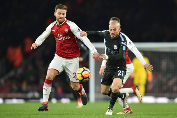 Arsenal's German defender Shkodran Mustafi (L) vies with Manchester City's Spanish midfielder David Silva during the English Premier League football match between Arsenal and Manchester City at the Emirates Stadium in London on March 1, 2018. / AFP PHOTO / Glyn KIRK