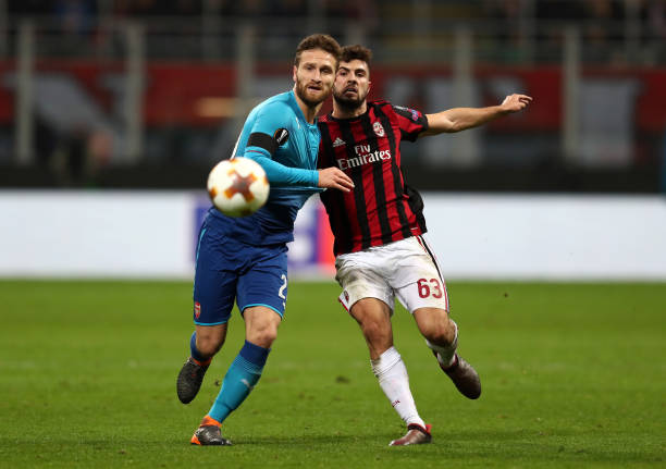 Özil stars in committed Arsenal display: Player ratings v Milan 3 MILAN, ITALY - MARCH 08: Shkodran Mustafi of Arsenal holds off Patrick Cutrone of AC Milan during the UEFA Europa League Round of 16 match between AC Milan and Arsenal at the San Siro on March 8, 2018 in Milan, Italy. (Photo by Catherine Ivill/Getty Images)